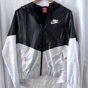 Womens Nike jacket, never worn! No new tags! Size medium!